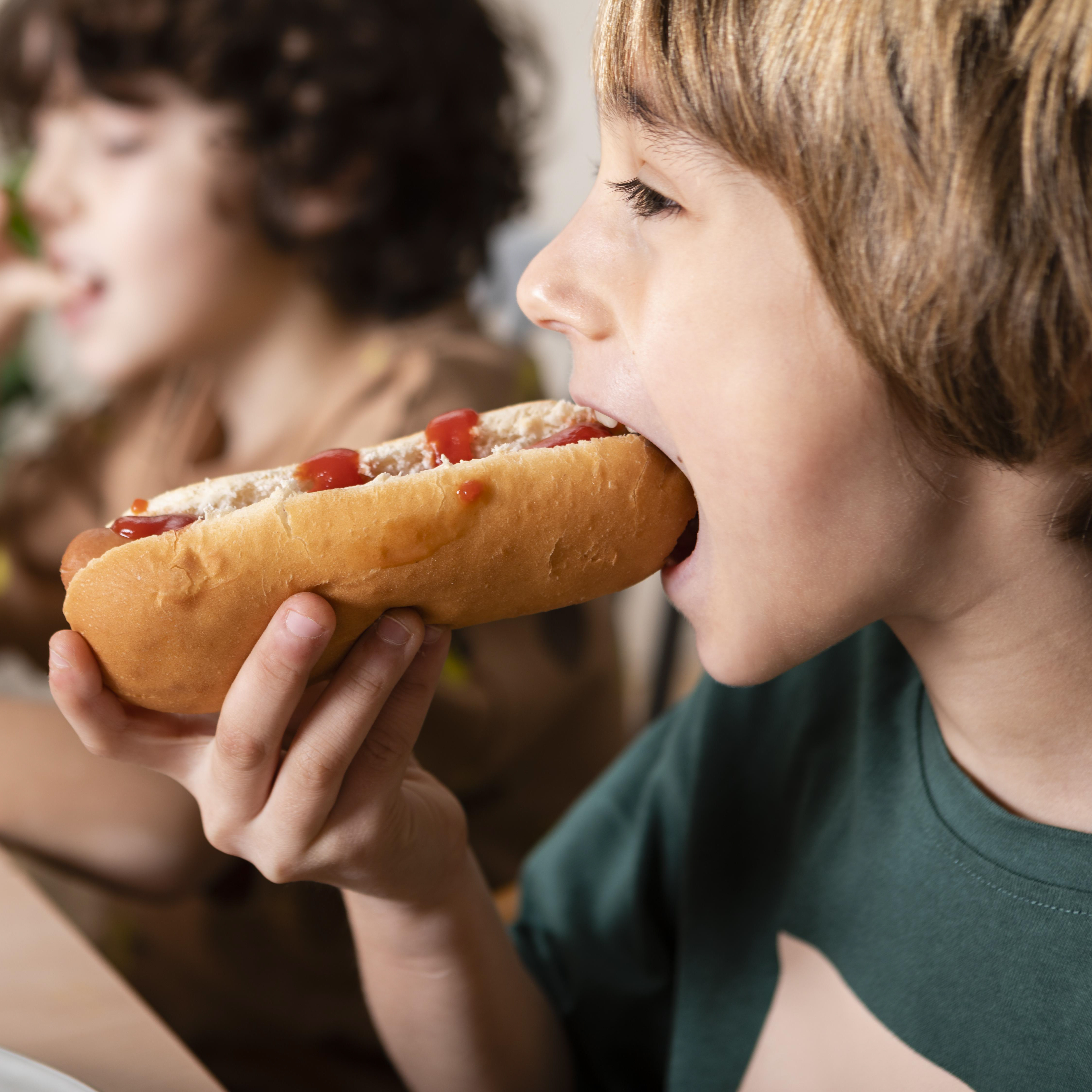kids-eating-hot-dogs-together